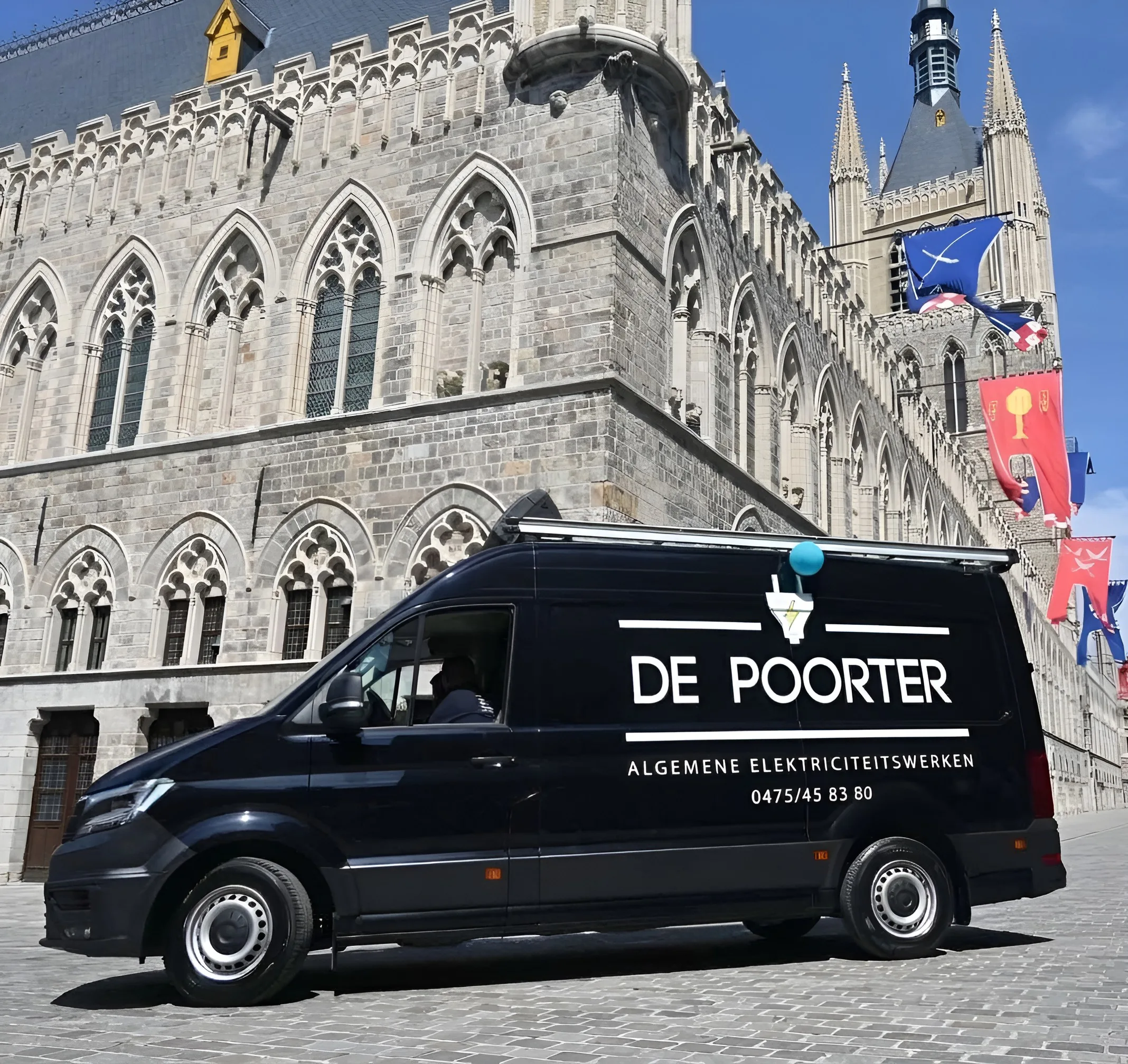 Bestelwagen van De Poorter Elektriciteitswerken voor de Lakenhalle in Ieper